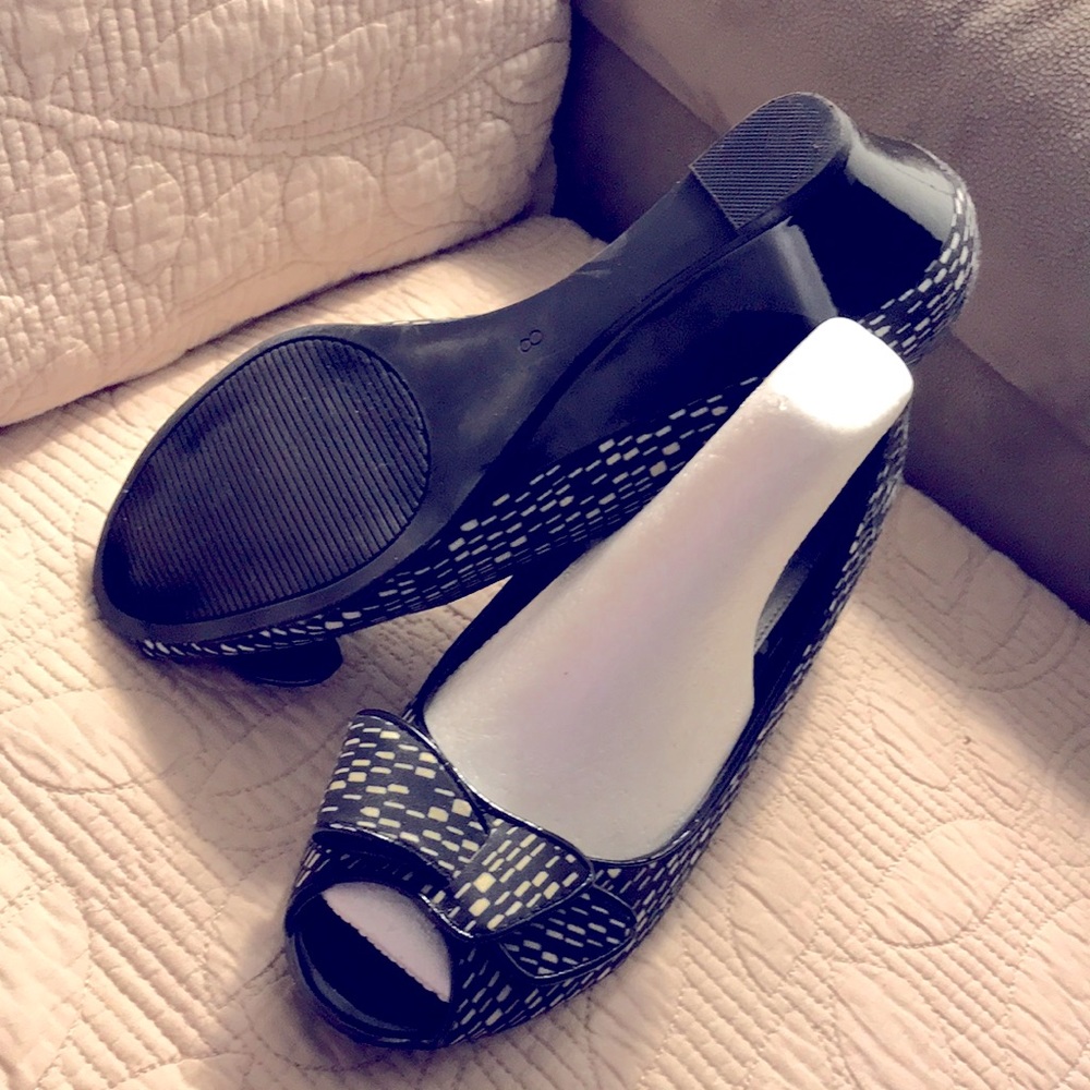 Elegant peep toe patent platform